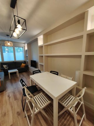 Mesa de comedor extensible de madera.