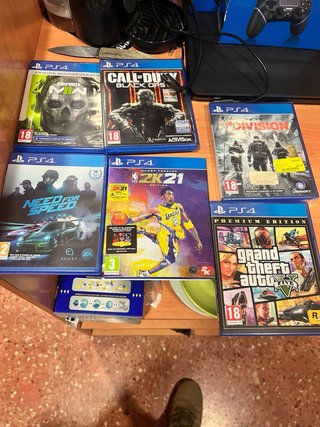 PlayStation 4 (PS4) con 2 mandos y juegos