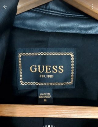 Cazadora de piel negra Guess