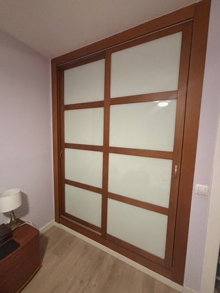 Puertas de armario cerezo y cristal ácido
