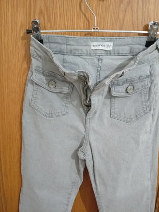 Pantalón vaquero gris acampanado