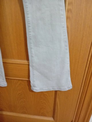 Pantalón vaquero gris acampanado