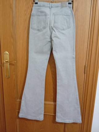 Pantalón vaquero gris acampanado