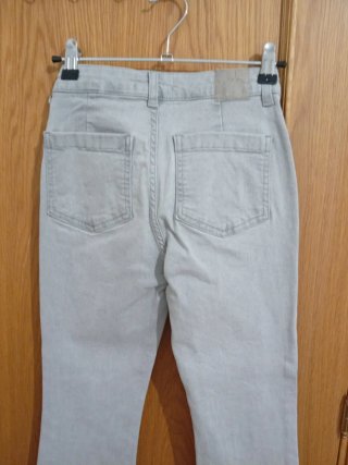 Pantalón vaquero gris acampanado