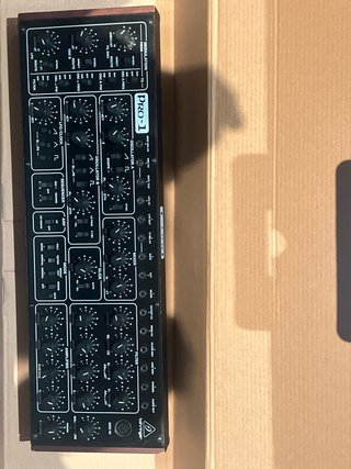 Behringer Pro-1 Sintetizador Analógico