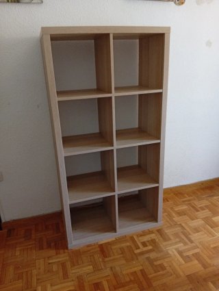 Estantería de madera con 8 huecos