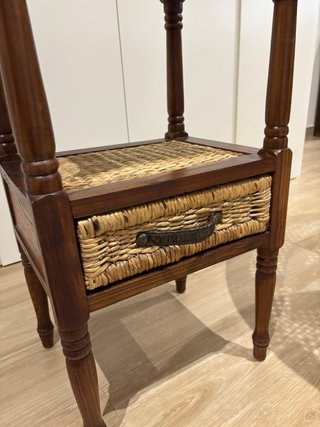 Mesita auxiliar de madera y mimbre