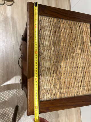 Mesita auxiliar de madera y mimbre