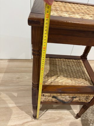 Mesita auxiliar de madera y mimbre