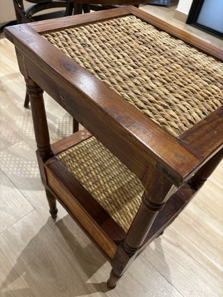 Mesita auxiliar de madera y mimbre