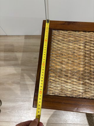 Mesita auxiliar de madera y mimbre