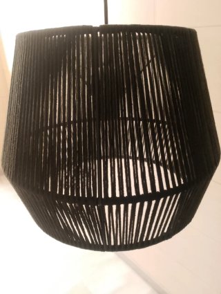 Lámpara de techo con pantalla de cuerda negra.