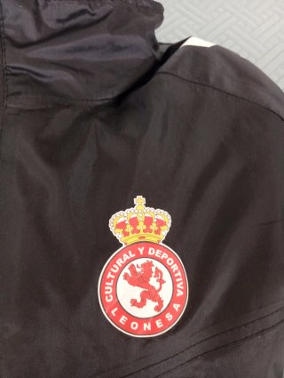 Anorak Hummel Cultural Leonesa Talla L Tres cuarto