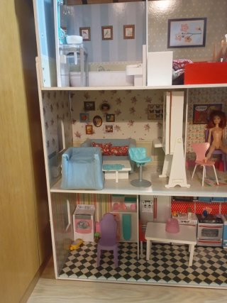 Casa de muñecas de madera