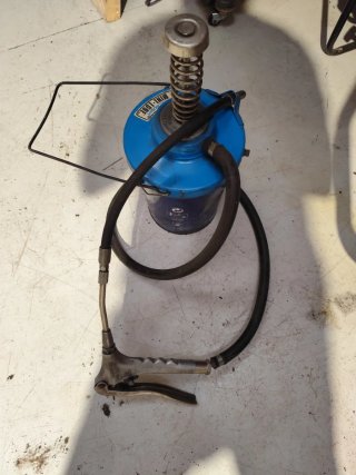 Engrasadora de pedal 5kg Macnaught