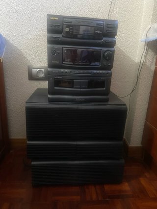 Cadena Musical Sanyo con Mueble