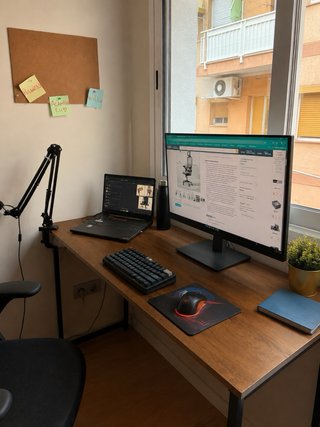 Silla de oficina ergonómica negra + escritorio