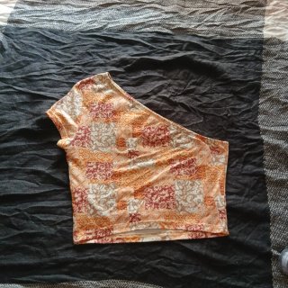 Camiseta Asimétrica Estampada