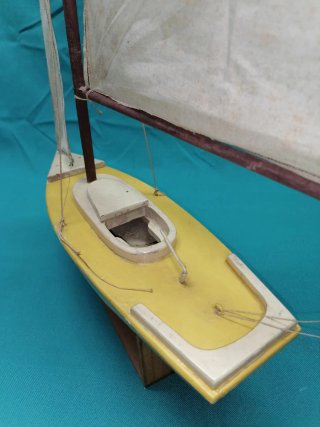 Pieza de museo Barco de Juguete Antiguo de Madera