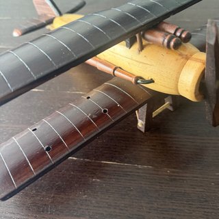Avión de madera decorativo