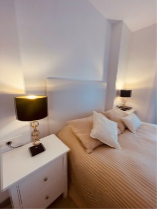 Cama bonita con cabecero de piel blanca M