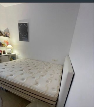 Cama bonita con cabecero de piel blanca M