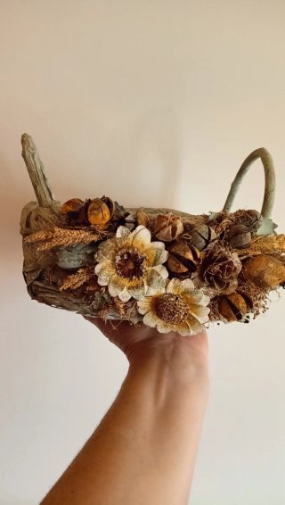 Cesto decorativo con fiori secchi