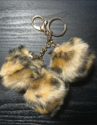 Llavero con tres pompones de leopardo