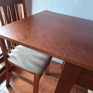 Mesa de cocina con 2 sillas y 2 taburetes