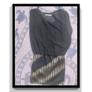 Vestido inside corto negro con detalles dorados