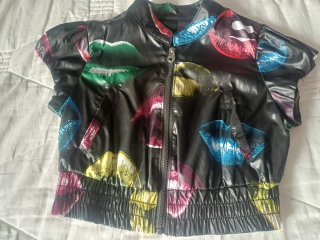 Chaqueta corta Miss Sixty labios.