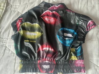 Chaqueta corta Miss Sixty labios.