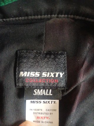Chaqueta corta Miss Sixty labios.