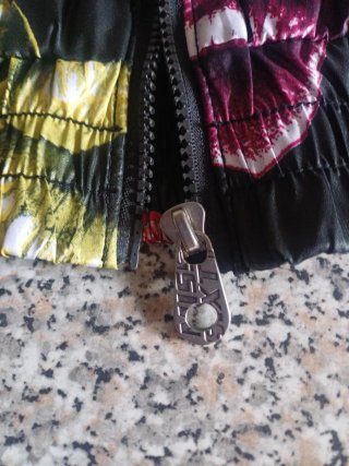 Chaqueta corta Miss Sixty labios.