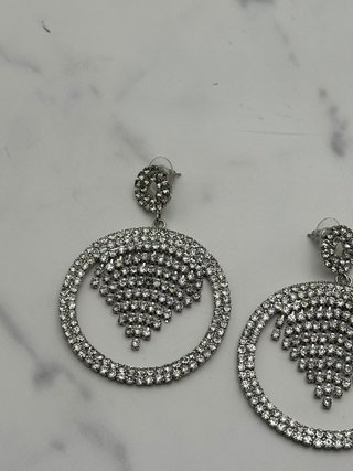 Pendientes largos plateados con pedrería y strass