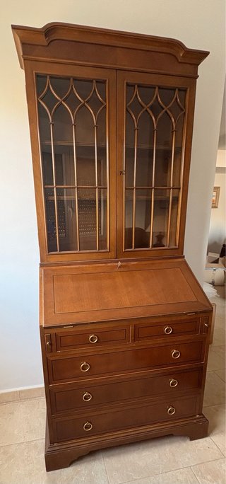 Escritorio vintage de madera con vitrina
