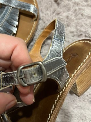 Sandalias plateadas y marrones