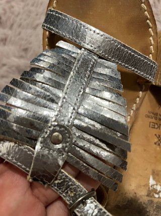 Sandalias plateadas y marrones