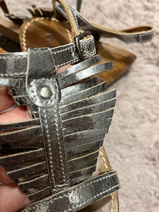 Sandalias plateadas y marrones