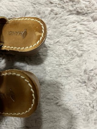 Sandalias plateadas y marrones