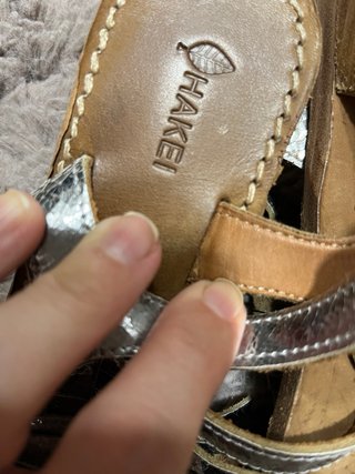 Sandalias plateadas y marrones