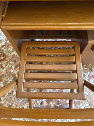 Mesa de escritorio con silla de madera