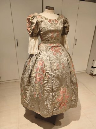 Traje de fallera con bordados florales