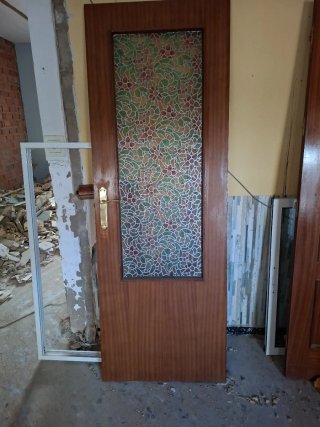 Puerta de madera con cristal decorativo