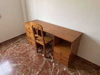 Escritorio de madera maciza con cajoneras + silla