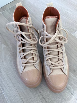 Tenis altos beige y naranja