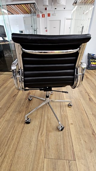 Silla de Oficina Giratoria — Color Negro y Cromado