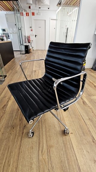 Silla de Oficina Giratoria — Color Negro y Cromado