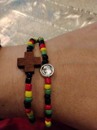 2 Pulseras Cruz Madera y Medalla V. Medjugorje