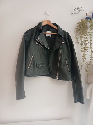 Chaqueta de cuero negra Bershka